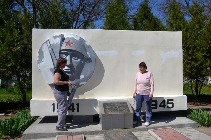 В пригороде Новой Каховки ремонтируют памятники и корчуют пни со смертельно опасными шершнями 