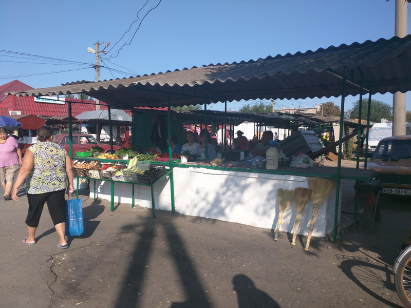 В пригороде Новой Каховки «подмарафетили» рынок – готовятся праздновать
