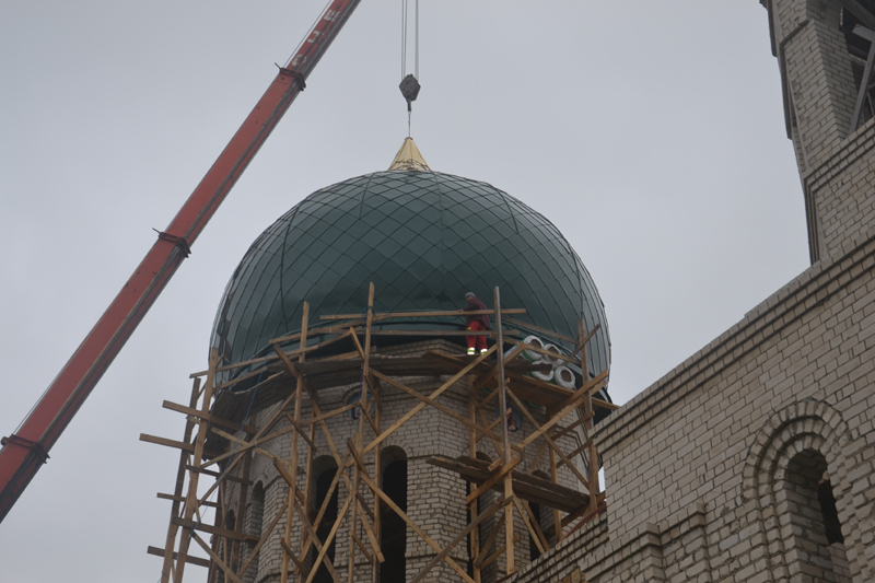 Новый храм в пригороде Новой Каховки увенчали куполом с крестом